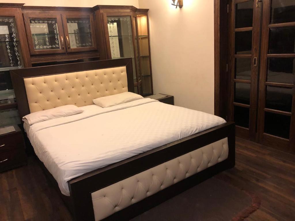Reina Boutique Hotel - G9 Исламабад Екстериор снимка